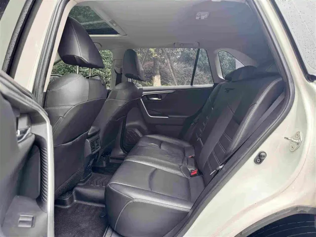 Toyota RAV4 — Фото автомобиля 6