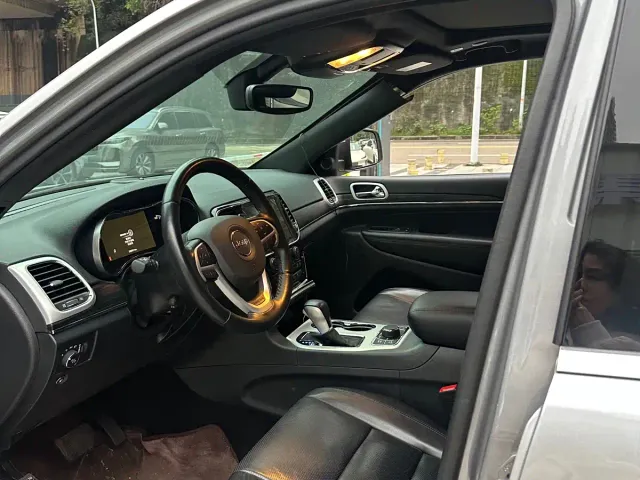 Jeep Grand Cherokee — Фото автомобиля 3