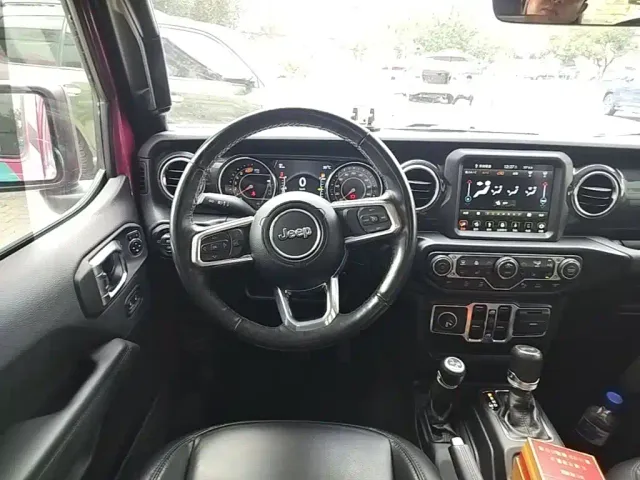Jeep Wrangler — Фото автомобиля 10