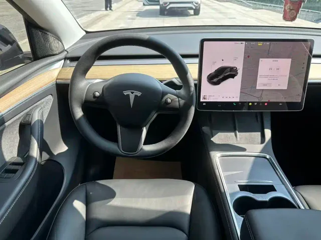Tesla Model Y — Фото автомобиля 11