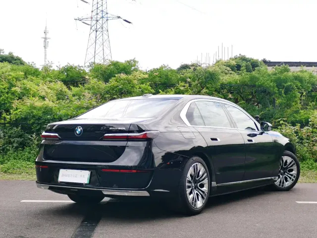 BMW BMW i7 2023 eDrive50L Leading Luxury Package — Фото автомобиля 4