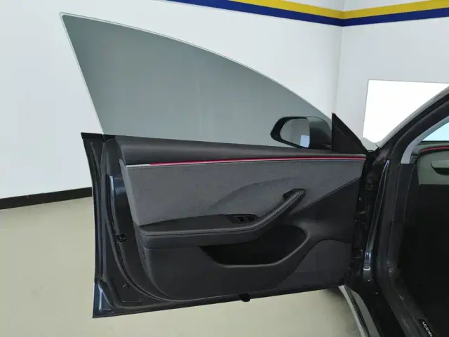 Tesla Model 3 — Фото автомобиля 7