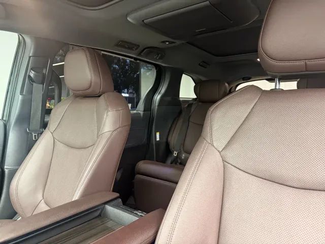 Toyota Sienna — Фото автомобиля 13