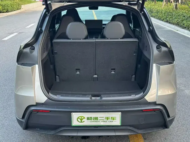 Tesla Model Y L — Фото автомобиля 22
