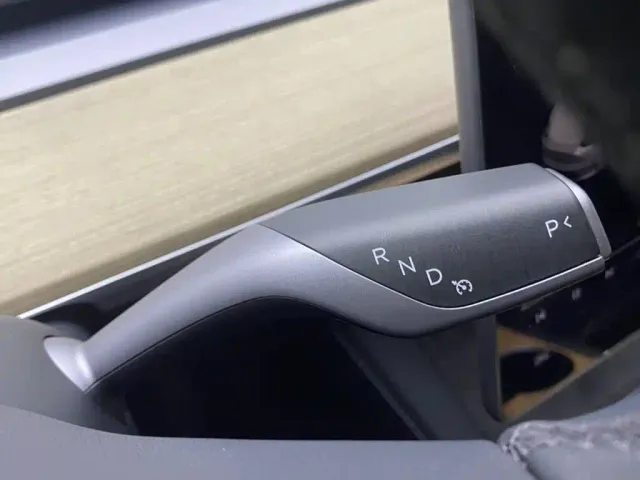 Tesla Model Y — Фото автомобиля 20