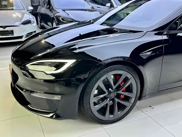 Tesla Model S — Фото автомобиля 4