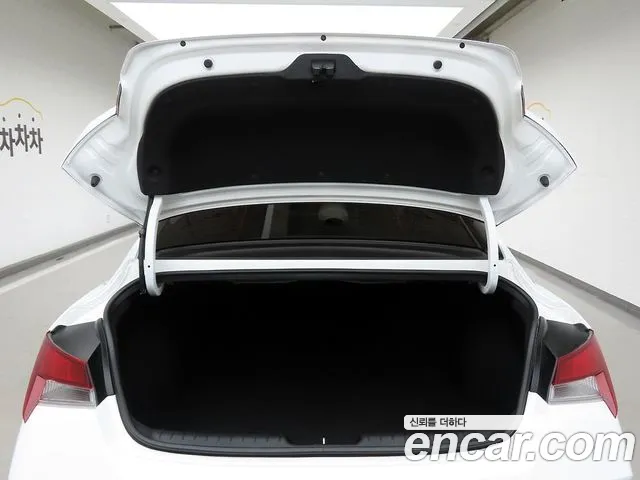 Hyundai Avante CN7 — Фото автомобиля 5