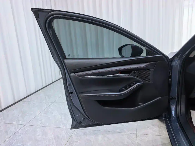 Mazda Axela — Фото автомобиля 7