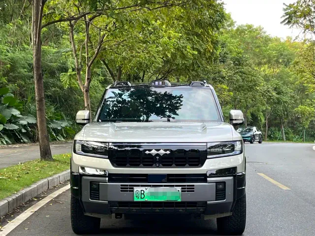 Fang Cheng Bao Leopard 8 2025 Zhiyong Flagship 6-Seater — Фото автомобиля 2