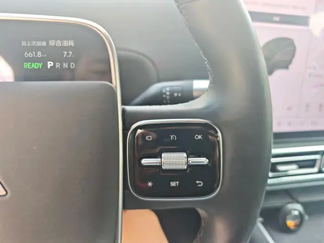 Li Auto L8 — Фото автомобиля 4