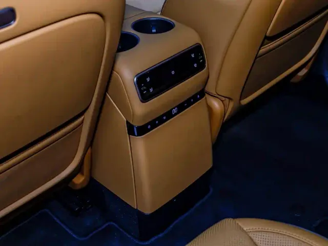 Li Auto i8 — Фото автомобиля 15