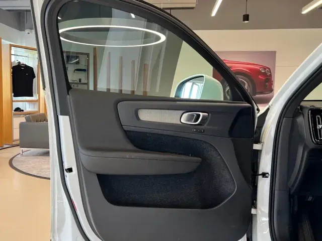 Volvo XC40 — Фото автомобиля 7