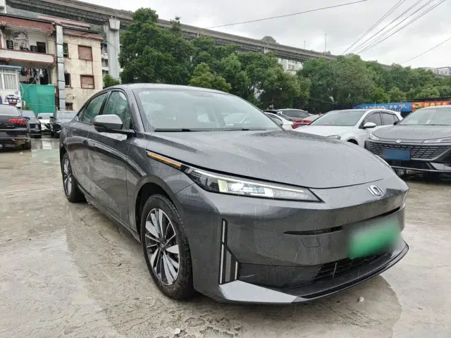Changan Qiyuan A05 — Фото автомобиля 3