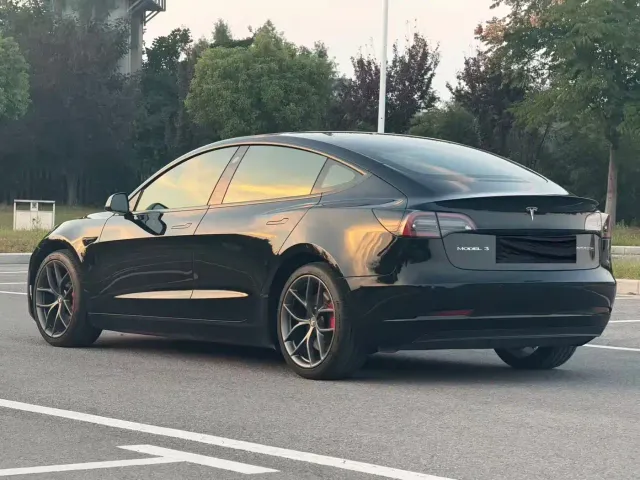 Tesla Model 3 — Фото автомобиля 4