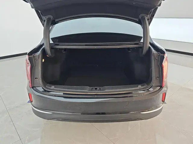 Hongqi E-QM5 — Фото автомобиля 4
