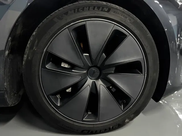 Tesla Model 3 — Фото автомобиля 11