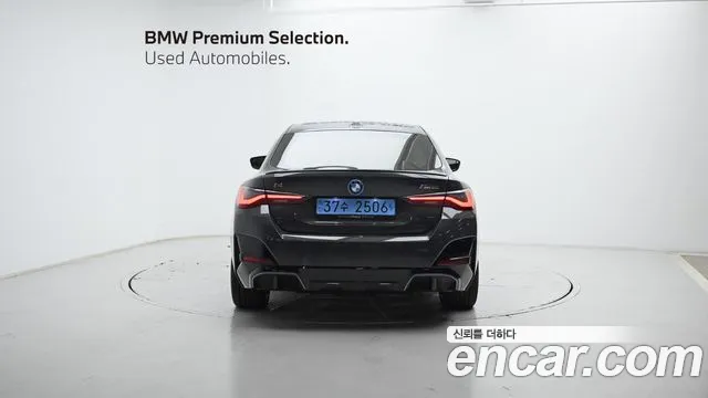 BMW i4 — Фото автомобиля 4