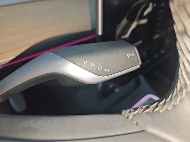 Tesla Model Y — Фото автомобиля 13