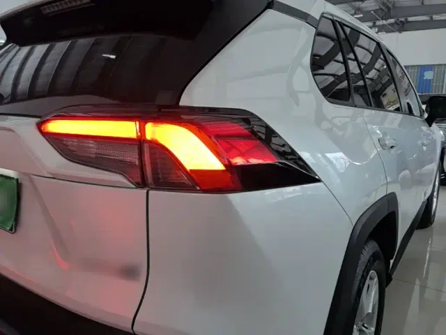 Toyota RAV4 — Фото автомобиля 7