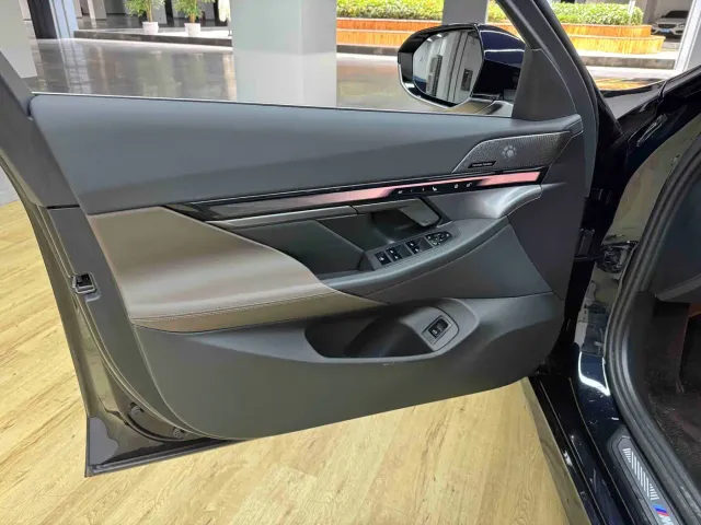 BMW 5 Series — Фото автомобиля 8