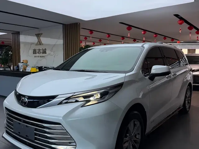 Toyota Sienna — Фото автомобиля 3