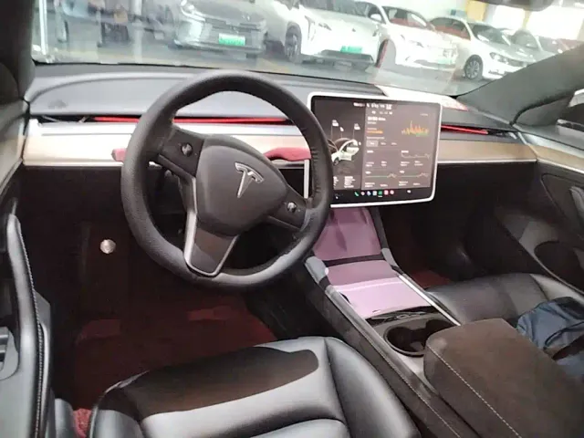 Tesla Model 3 — Фото автомобиля 10