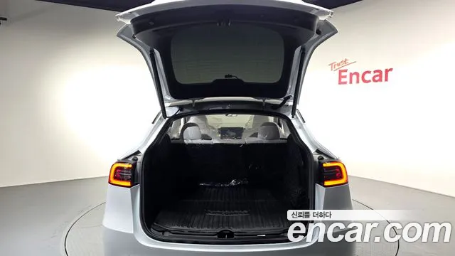 Tesla Model Y — Фото автомобиля 24
