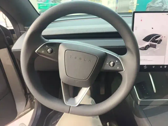 Tesla Model Y L — Фото автомобиля 10