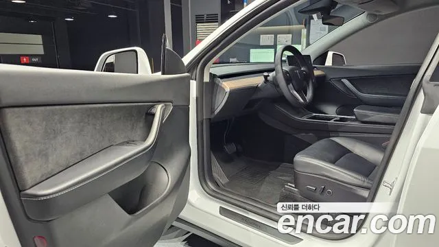 Tesla Model Y — Фото автомобиля 11