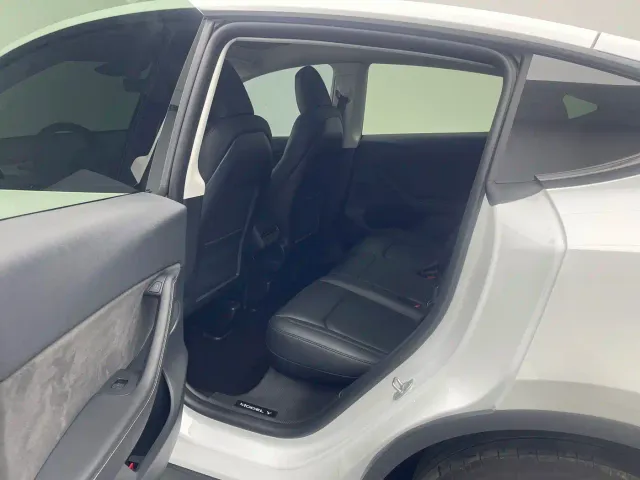 Tesla Model Y — Фото автомобиля 14