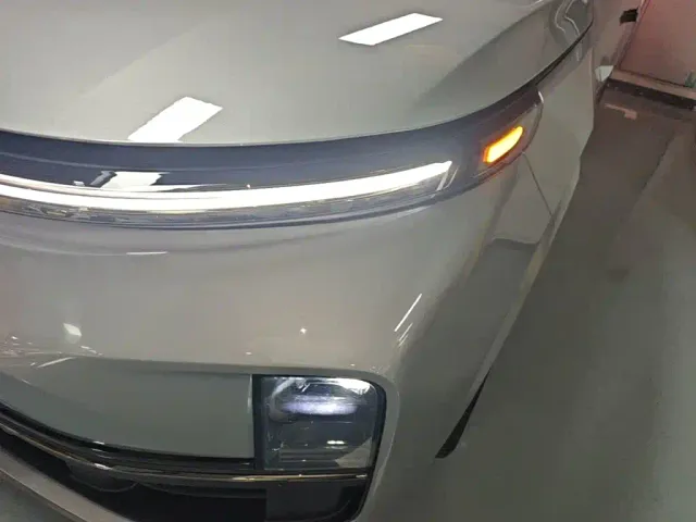 Li Auto L8 — Фото автомобиля 23
