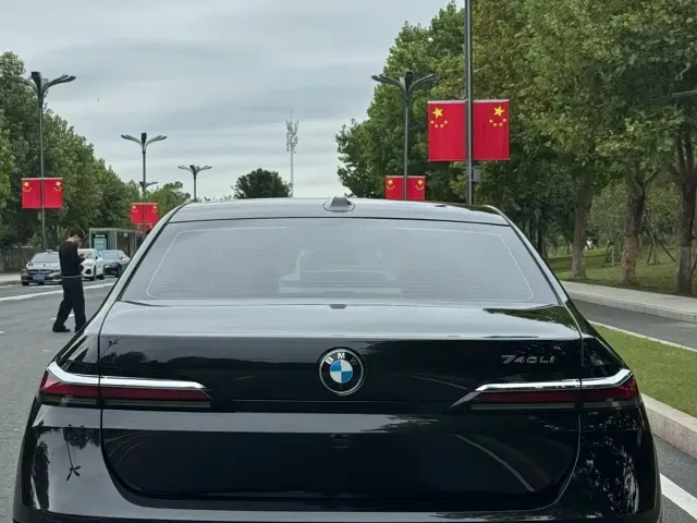 BMW 7 Series — Фото автомобиля 8