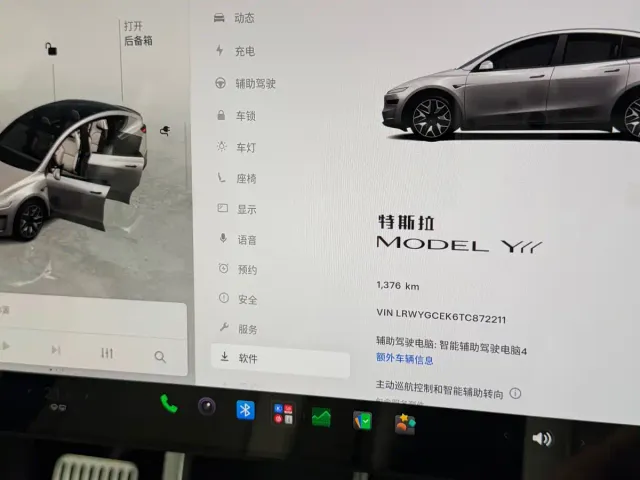 Tesla Model Y L — Фото автомобиля 6