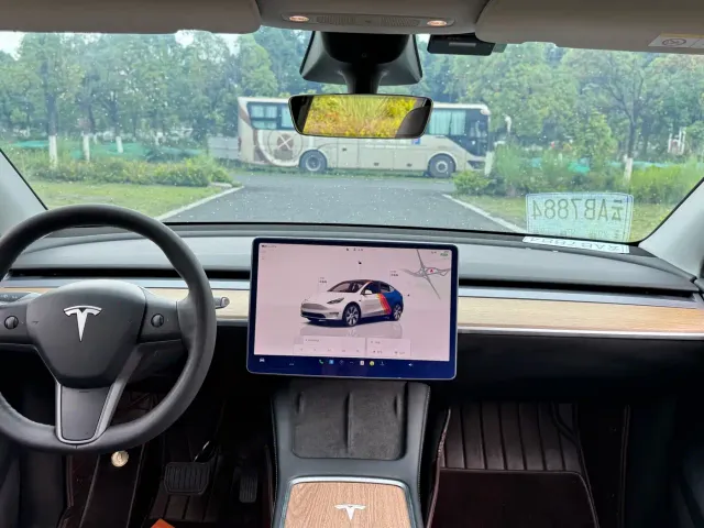 Tesla Model Y — Фото автомобиля 13