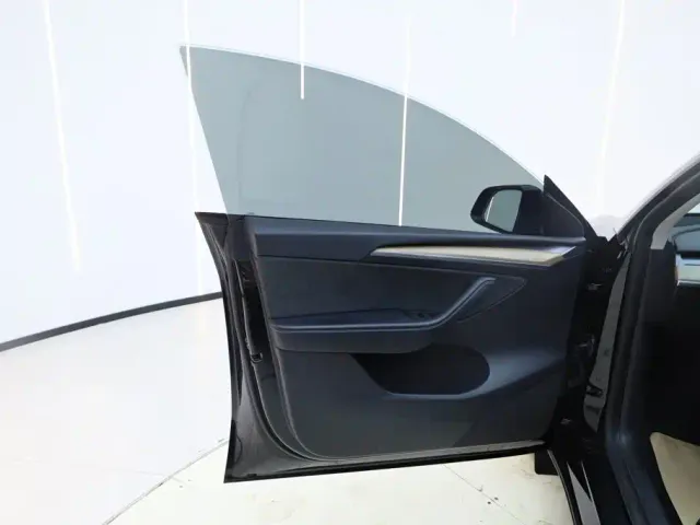 Tesla Model Y — Фото автомобиля 14