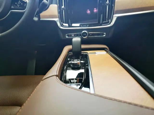 Volvo S90 — Фото автомобиля 11