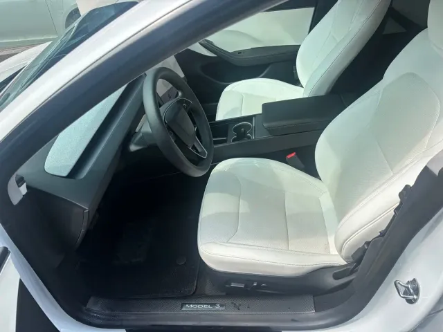 Tesla Model 3 — Фото автомобиля 4