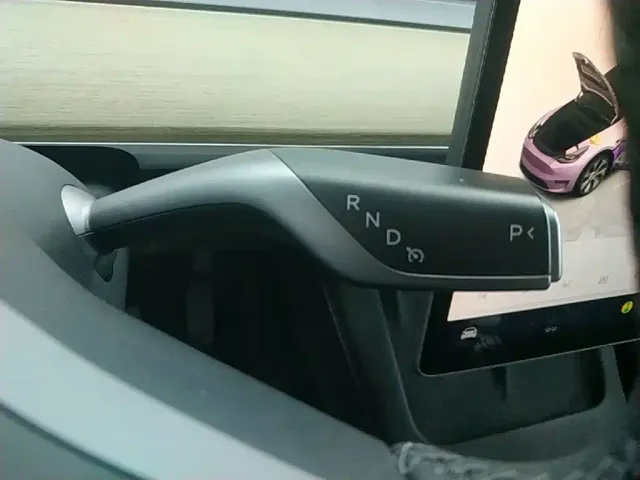 Tesla Model Y — Фото автомобиля 13