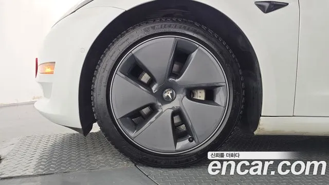 Tesla Model 3 — Фото автомобиля 5