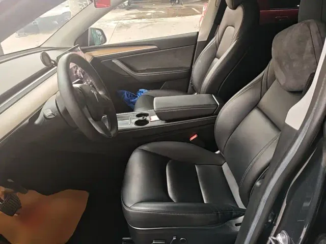 Tesla Model Y — Фото автомобиля 14