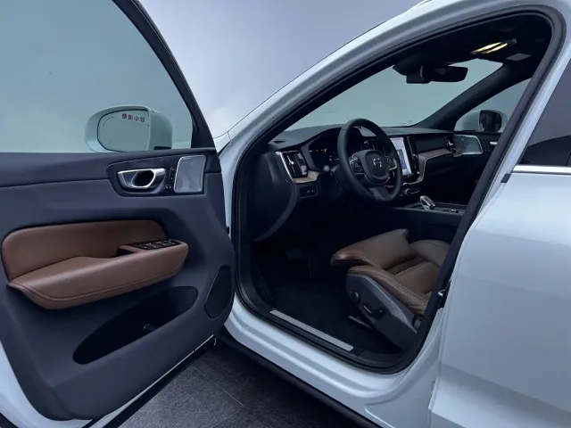 Volvo XC60 — Фото автомобиля 18