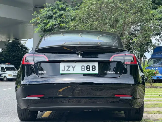 Tesla Model 3 — Фото автомобиля 6