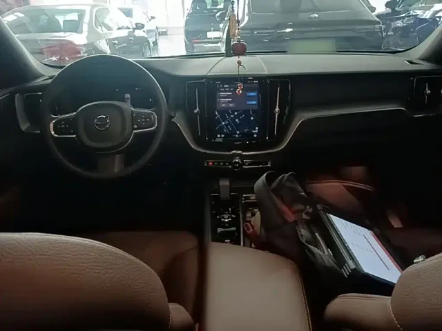 Volvo XC60 — Фото автомобиля 9