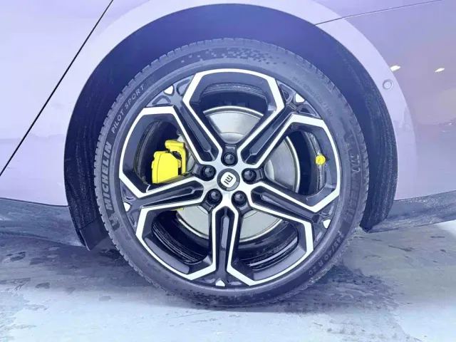 Xiaomi SU7 — Фото автомобиля 21