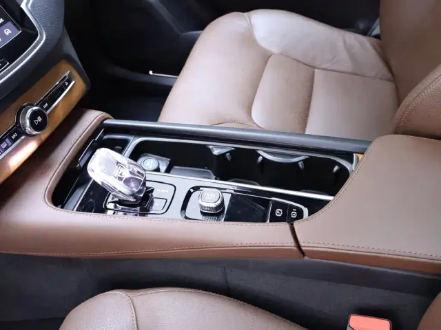 Volvo XC90 — Фото автомобиля 12
