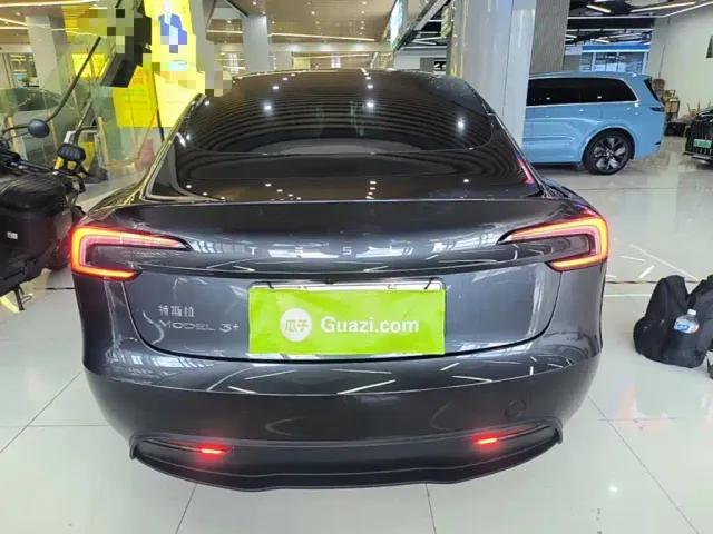 Tesla Model 3 — Фото автомобиля 5