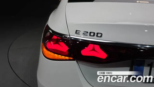 Mercedes-Benz E-Class — Фото автомобиля 22
