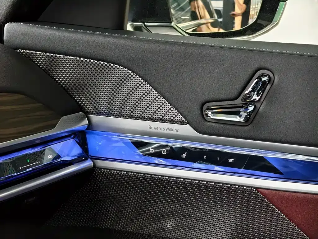 BMW BMW i7 2023 eDrive50L Premium Luxury Package — Фото автомобиля 8