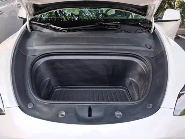 Tesla Model Y — Фото автомобиля 10
