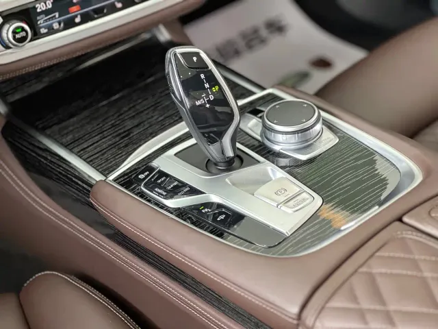 BMW 7 Series — Фото автомобиля 13